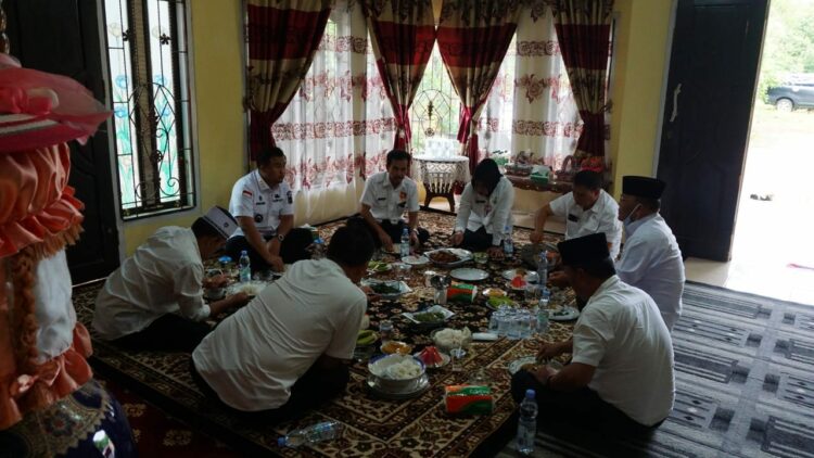 Sekda Dharmasraya, Adlisman mengadakan acara halal bihalal di rumah kediaman beliau di Nagari Sitiung Kecamatan Sitiung, Rabu (11/5/2022).