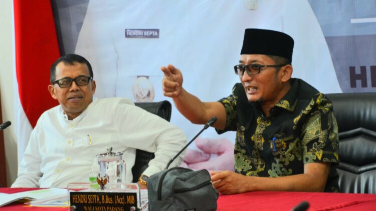 Rektor UNP Ganefri (kiri) dan Wali Kota Padang Hendri Septa (kanan). (Foto: Prokopim Pemko Padang)