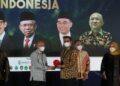 Menteri Koperasi dan UKM Teten Masduki menyerahkan penghargaan untuk PT PNM dalam acara Merdeka Award yang diterima oleh Executive Vice President Bisnis PT PNM Sasono Hartarto, Kamis (30/6/2022). (Foro: Ist)