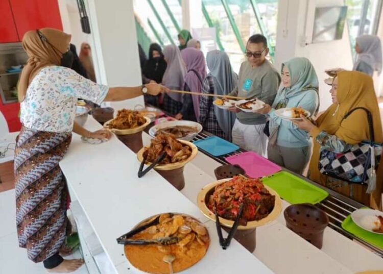 Langgam.id - Nasi Kapau mendapat tempat pada ajang Anugerah Pesona Indonesia (API) 2022, masuk sebagai nominasi Makanan Tradisonal Terpopuler