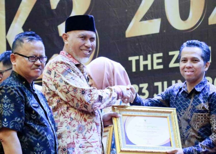 Langgam.id - Sebanyak 63 perusahaan di Sumatra Barat (Sumbar) mendapat penghargaan dari Kementerian Ketenagakerjaan RI.