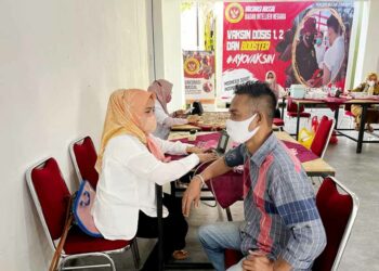 Langgam.id - Badan Intelijen Negara (BIN) Daerah Sumatra Barat (Sumbar) menggelar Vaksinasi Covid-19 secara serentak di 17 kabupaten dan kota