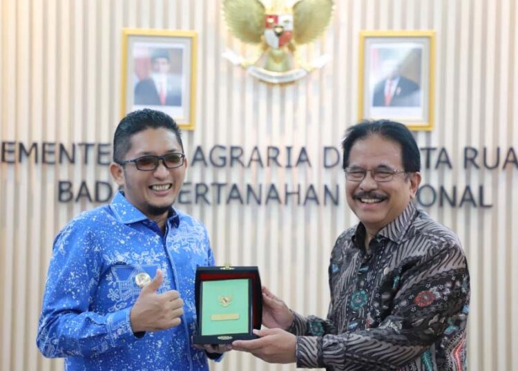 Langgam.id - Menteri ATR/BPN siap mendukung upaya Wali Kota Padang memverifikasi dan mengklarifikasi data Lahan Sawah yang Dilindungi (LSD).