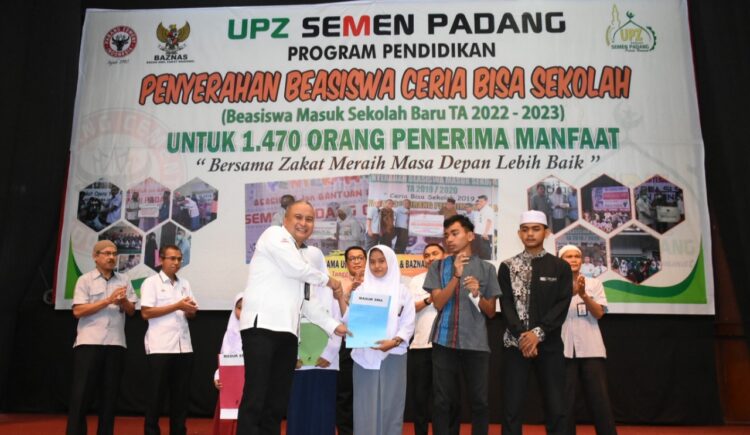Direktur Keuangan dan Umum PT Semen Padang Oktoweri menyerahkan beasiswa UPZ Baznas PT Semen Padang kepada salah seorang perwakilan pelajar di GSG Semen Padanng, Selasa (19/7/2022). (Foto: Humas SP)