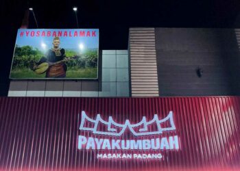 Langgam.id - Rumah Makan Padang milik YouTuber Arief Muhammad resmi beroperasi, sudah banyak penikmat Nasi Padang yang datang ke lokasi.