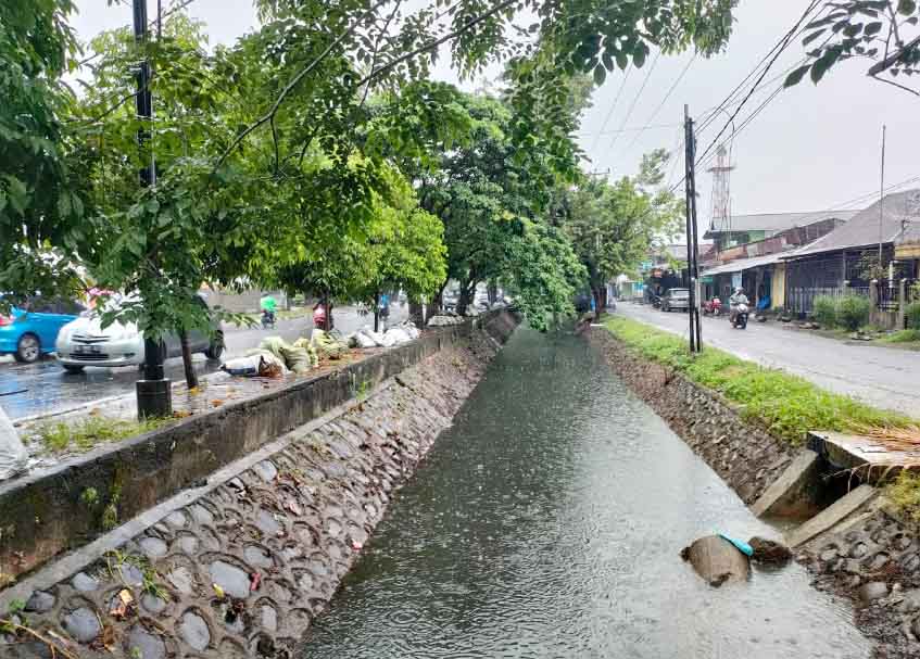 Langgam.id - Banda Jati di Jalan Perintis Kemerdekaan Kota Padang kini mulai dibersihkan setelah beberapa tahun belakangan dibiarkan kotor.