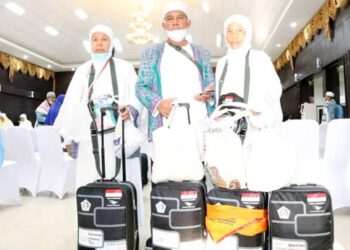 Langgam.id - Haji Pardamaian dan istrinya Hajah Sumarni serta kakaknya Hajah Rosminar harus membawa empat koper pulang ke tanah air.