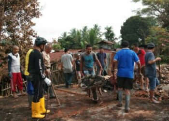 Wawako Payakumbuh Ikut Bersihkan Puing Rumah Korban Kebakaran