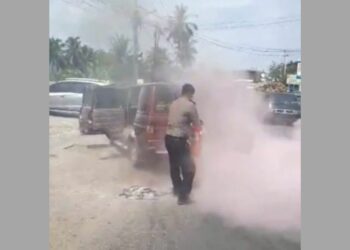 Aksi Heroik Polisi di Tanah Datar Jinakkan Api di Mobil yang Terbakar