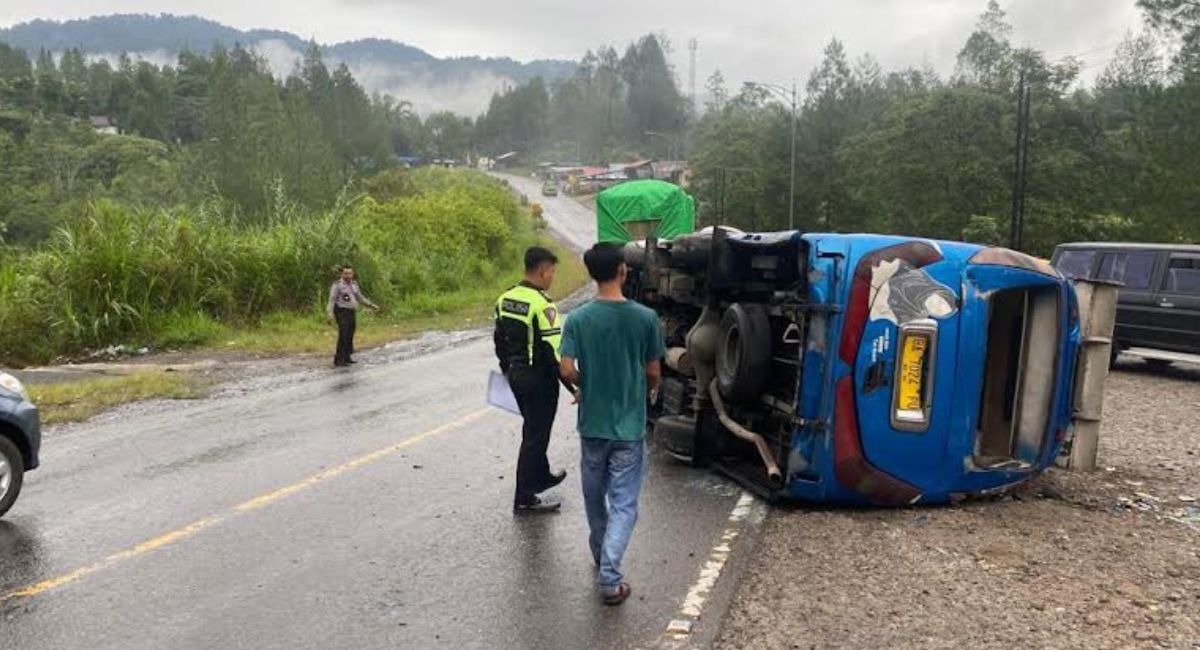 Mobil Tranex Jasa Malindo Terbalik, Penumpang Luka-luka