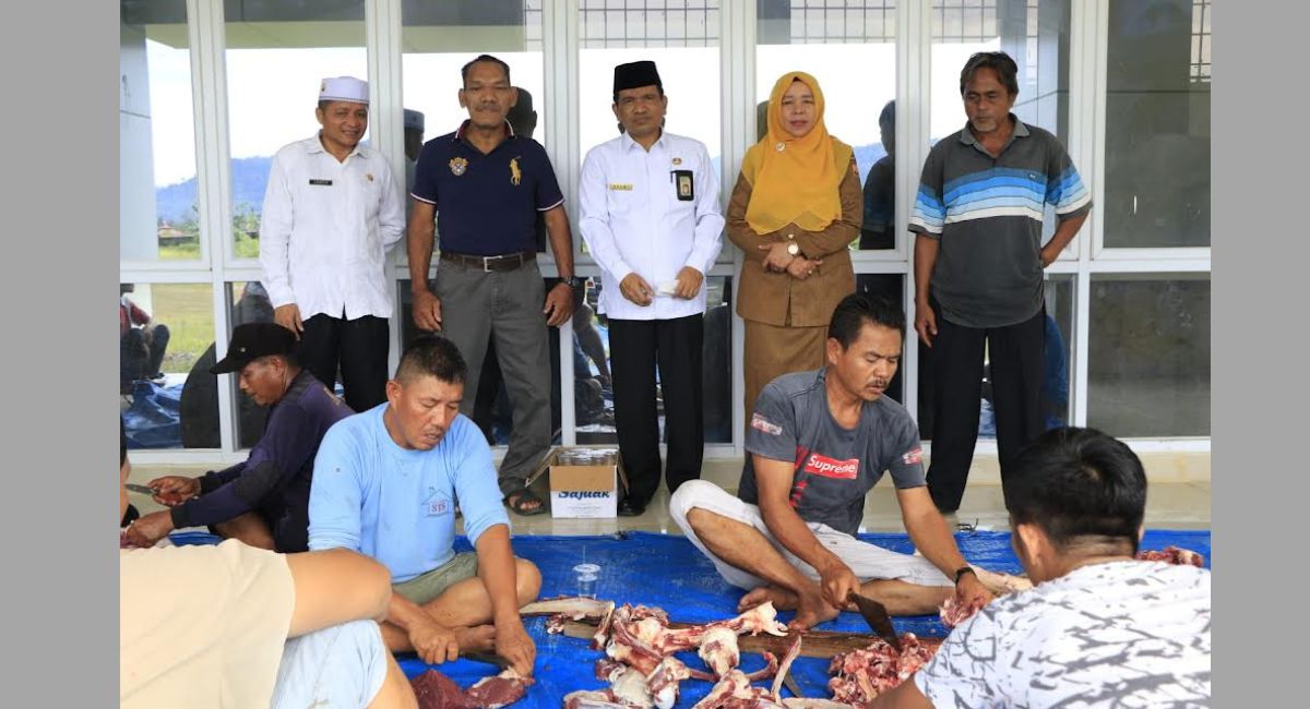 Kemenag Sumbar Sembelih Hewan Kurban di Batang Anai