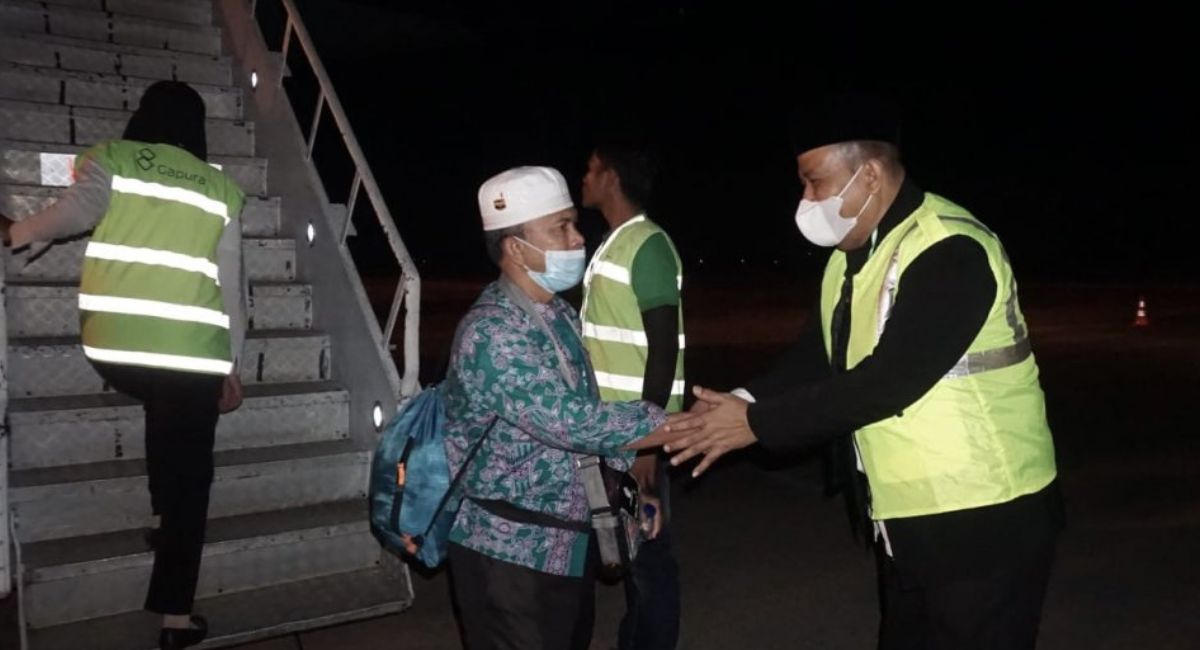 jamaah-haji-asal-kota-pariaman-tiba-di-tanah-air