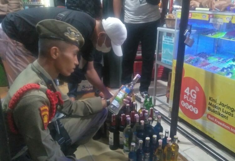Langgam.id - Satpol PP menyita 94 botol Minuman Keras (Miras) beralkohol golongan B yang dijual tanpa izin di tiga lokasi di Kota Padang.