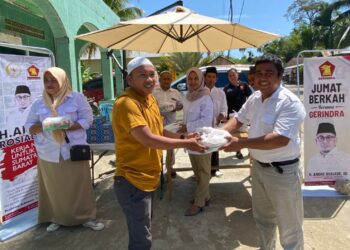 Langgam.id - Andre Rosiade kembali menggelar Jumat Berkah bersama Gerindra di Masjid Taqwa Muhammadiyah, Air Manis, Padang.