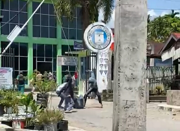 Langgam.id - Beredar luas rekaman video aksi penyerangan segerombolan pelajar terjadi di Kota Padang, Sumatra Barat (Sumbar).