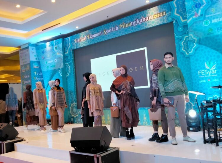 Langgam.id - Enam orang desainer ternama di Sumatra Barat (Sumbar) menghadirkan brand pakaian bernama Segeh. brand pakaian bernama Segeh.