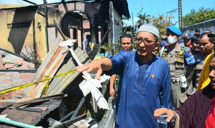 WalI Kota Padang Hendri Septa saat meninjau lokasi kebakaran. (Foto: Prokopim Pemko Padang)
