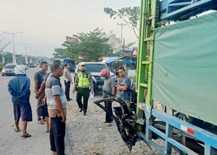 Langgam.id - Satu minibus mengalami ringsek usai menghantam truk yang sedang parkir di Jalan By Pass Kota Padang, Sabtu (23/7/2022).