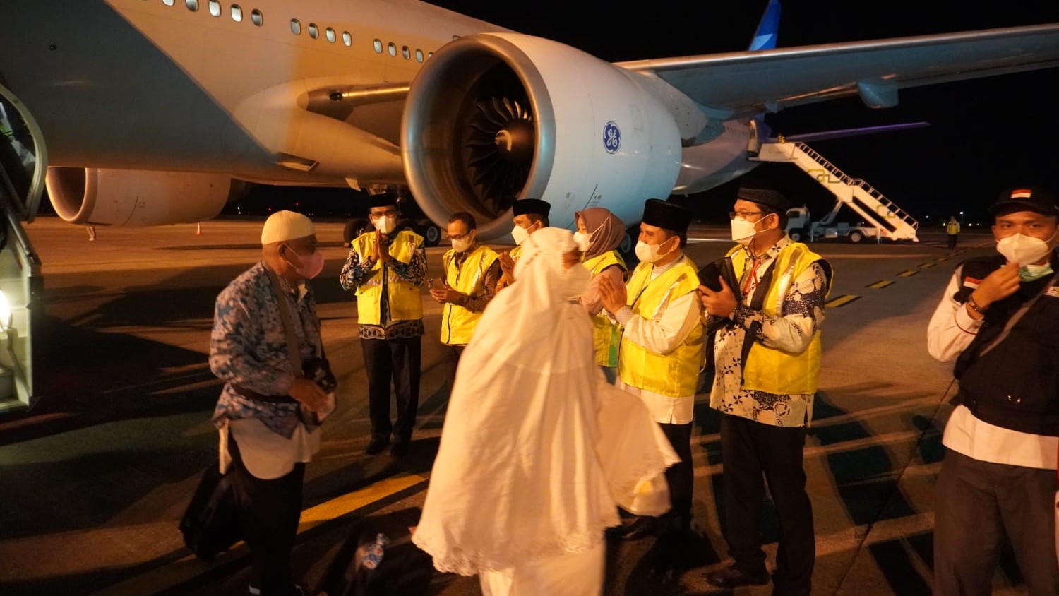 Pertama Pulang, Jemaah Haji Kloter 1 Padang Mendarat di BIM