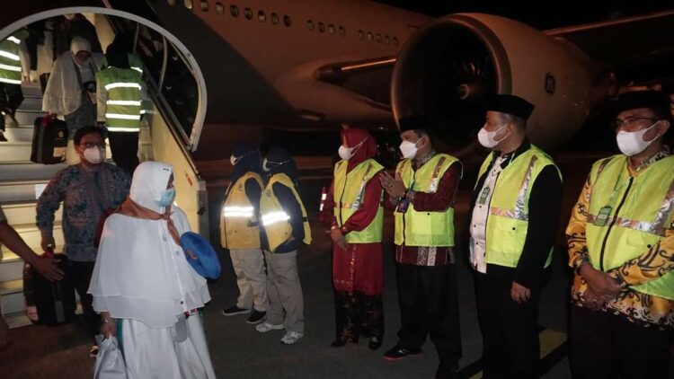 Kloter 2 Padang saat sampai di Bandara Internasional Minangkabau. (Foto: Prokopim Pemko Pariaman)