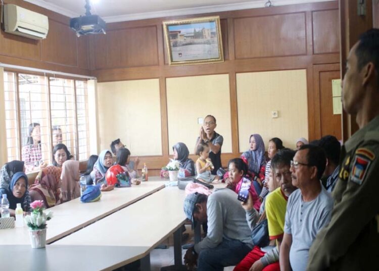 Langgam.id - Sebanyak 40 PKL dengan membawa anak-anak mereka mendatangi Mako Polisi Pamong Praja (Pol PP) Kota Padang, Selasa (5/7/2022).