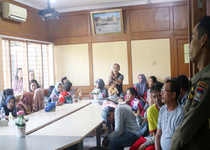 Langgam.id - Sebanyak 40 PKL dengan membawa anak-anak mereka mendatangi Mako Polisi Pamong Praja (Pol PP) Kota Padang, Selasa (5/7/2022).