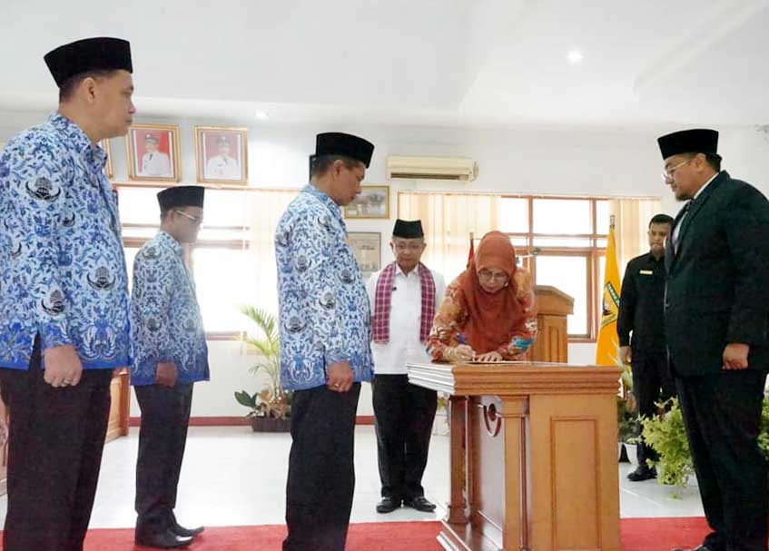 Langgam.id - Wakil Bupati Tanah Datar, Richi Aprian secara resmi melantik tiga pejabat administrator di lingkungan Pemkab Tanah Datar.