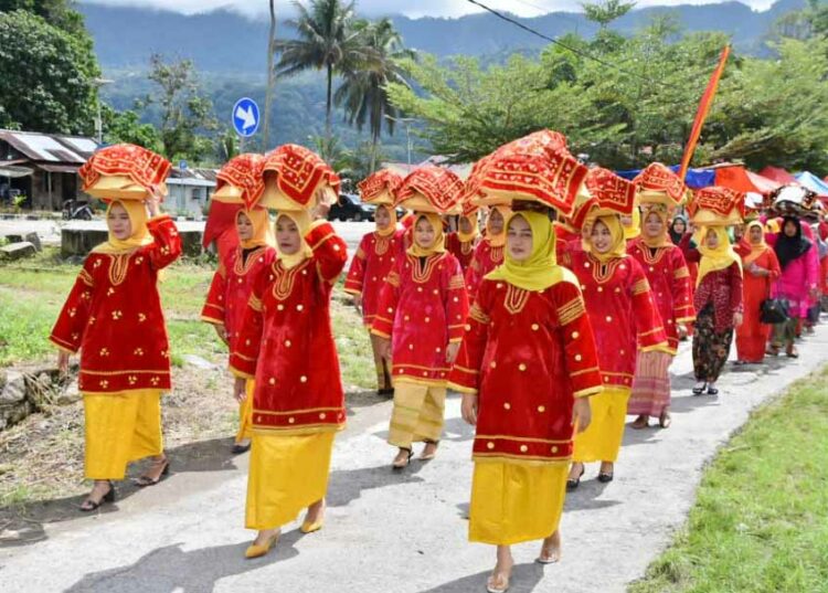 Langgam.id - Arak-arakan jamba mewarnai pembukaan Festival Pesona Danau Maninjau tahun 2022 hari ini, Rabu (27/7/2022).