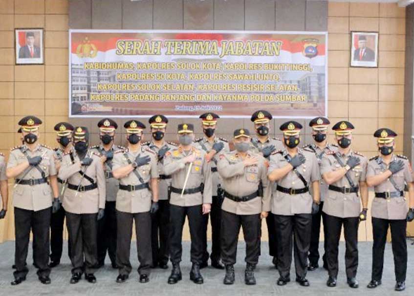 Langgam.id - Kabid Humas Polda Sumbar resmi dijabat Kombes Pol Dwi Sulistyawan, serah terima jabatan telah digelar hari ini.