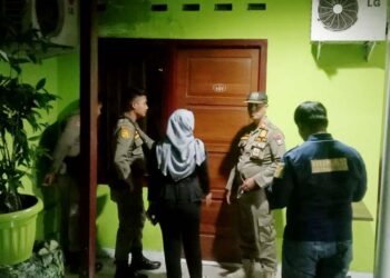 Langgam.id - Satuan Polisi Pamong Praja (Satpol PP) menggerebek lima pria dan tiga wanita di dalam kamar slah satu penginapan di Padang.