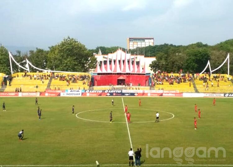 Langgam.id - Setelah batal melawan Persipura, Semen Padang FC bakal bertarung dengan PSPS Riau di Stadion Haji Agus Salim Padang.