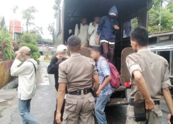 Langgam.id - Satpol PP mendatangi sekolah-sekolah yang ada di Kota Padang sebagai upaya pengawasan untuk antisipasi tawuran antar pelajar.