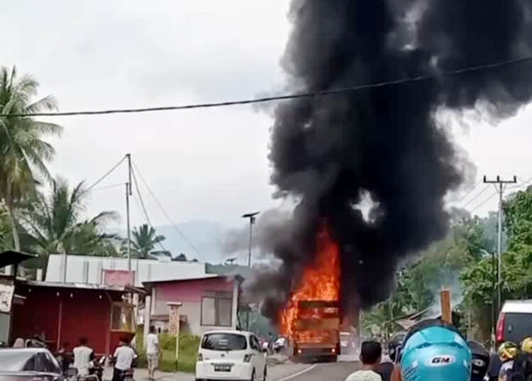 Langgam.id - Truk bermuatan sepeda motor baru terbakar di Jalan Lintas Kelok Pinyaram, Kecamatan 2x11 Kayu Tanam, Kabupaten Padang Pariaman.