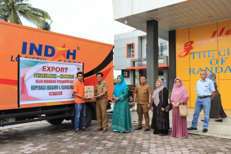 Wakil Wali Kota Erwin Yunaz melepas 1 ton bumbu rendang yang telah diproduksi di Sentra IKM Rendang Kota Payakumbuh untuk diekspor ke Jerman