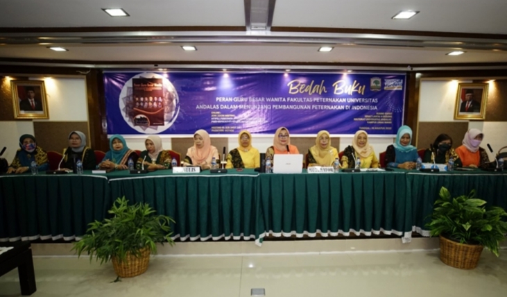 12 profesor wanita Faterna Unand yang menulis buku bersama dengan judul Peran Guru Besar Wanita Fakultas Peternakan Universitas Andalas dalam Menunjang Pembangun Peternakan di Indonesia. (Foto: Humas Unand)