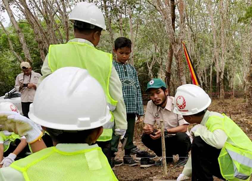Langgam.id - Sejumlah pelajar SD di Dharmasraya antusias mengikuti sekolah lapangan di area komplek Candi Pulau Sawah.