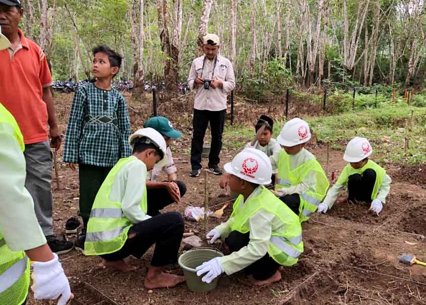 Langgam.id - Sejumlah pelajar SD di Dharmasraya antusias mengikuti sekolah lapangan di area komplek Candi Pulau Sawah.