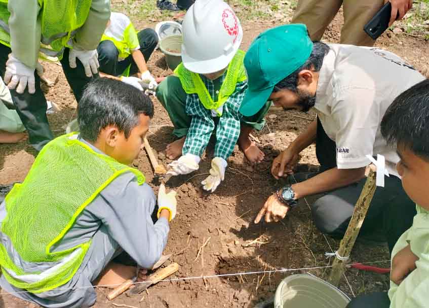 Langgam.id - Sejumlah pelajar SD di Dharmasraya antusias mengikuti sekolah lapangan di area komplek Candi Pulau Sawah.