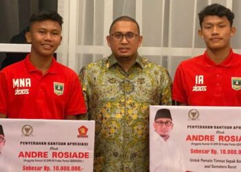 Andre Rosiade bersama Nabil Asyura dan Iqram Al Ghifari yang sukses mengharumkan nama Indonesia di Piala AFF U-16 tahun 2022. [Foto: kiriman Andre Rosiade]