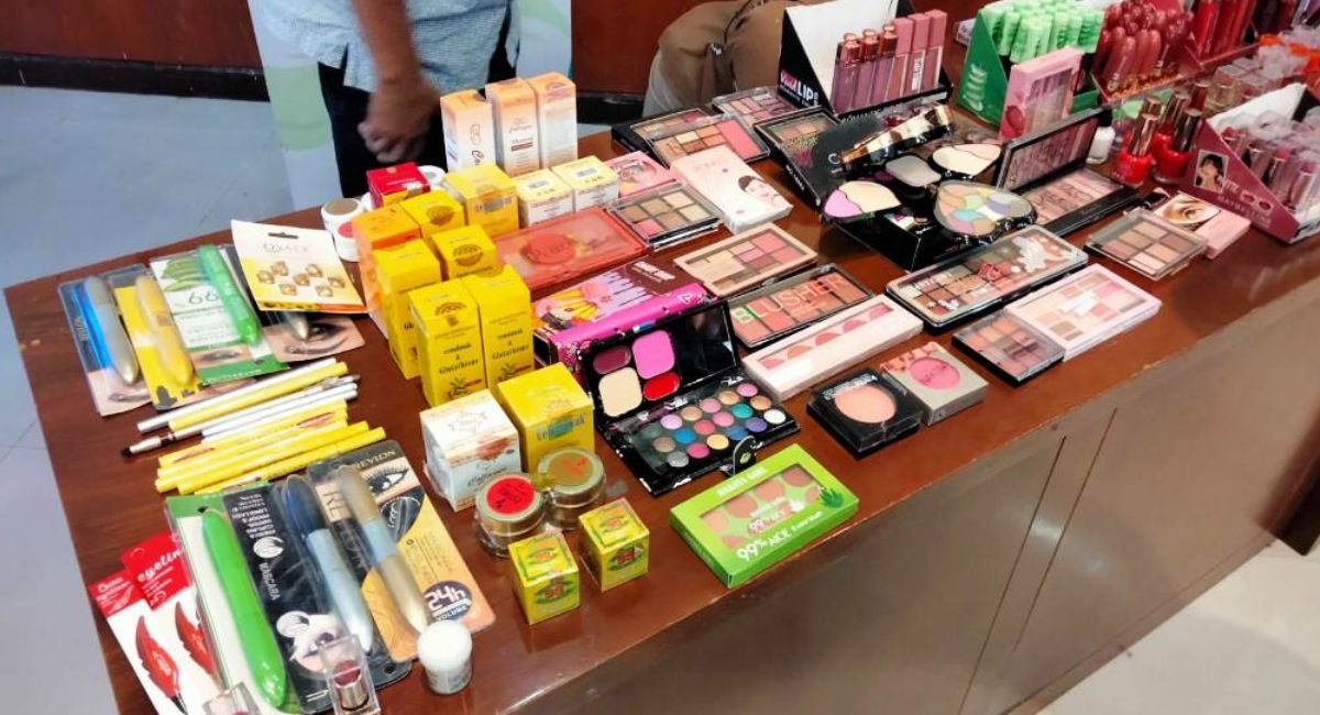 bbpom-sita-185-item-kosmetik-ilegal-saat-operasi-pasar-di-sumbar