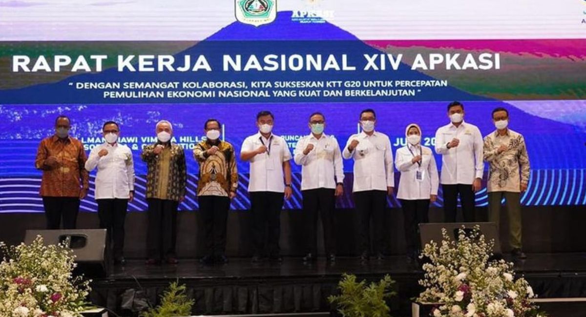 Bupati Sutan Riska Sepakat Usulkan Tunda Penghapusan Tenaga Honor