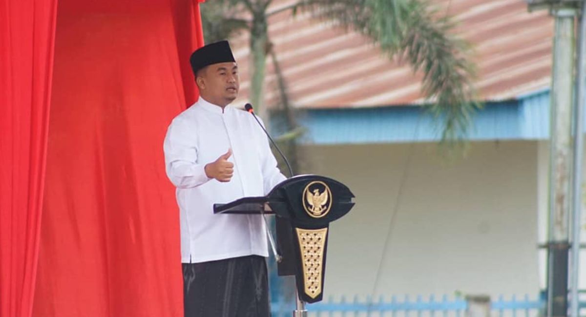 Sutan Riska Laksanakan Salat Idul Adha di Halaman Kantor Bupati Dharmasraya