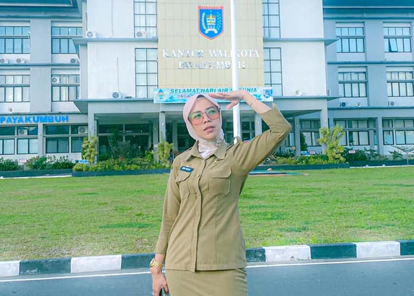 Langgam.id - Camat Payakumbuh Timur, Kota Payakumbuh, Dewi Novita dimutasi dari jabatannya akibat konten ala Citayam Fashion Week.