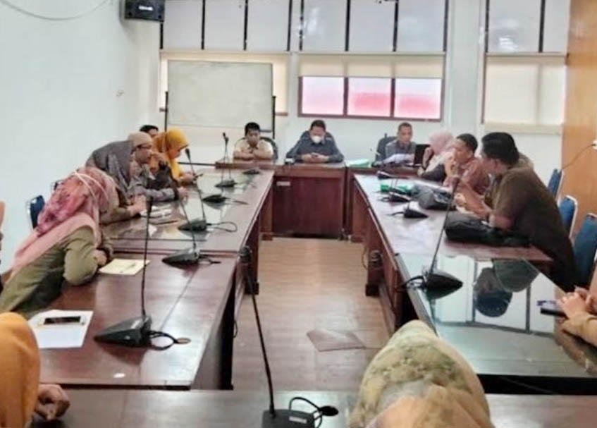 Langgam.id - Seratusan guru yang tergabung dalam Forum Guru Lulus Passing Grade (FGLPG) mendatangi Rumah Dinas Wali Kota Padang.