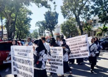 Langgam.id - Sekretaris Komisi I DPRD Padang, Budi Syahrial mengusulkan penggunaan hak interpelasi kepada Wali Kota Padang, Hendri Septa.