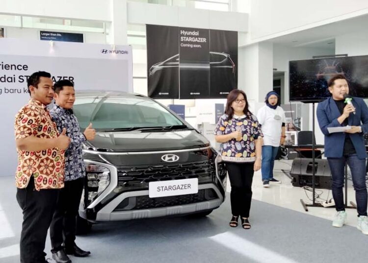 Langgam.id - Hyundai Stargazer resmi hadir di Kota Padang, Sumatra Barat (Sumbar) dengan mengusung tipologi konsep kendaraan Sleek One Box.
