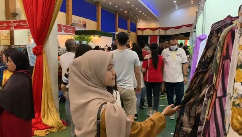 Ratusan UMKM Ramaikan Bazar Festival Merah Putih di GOR HTT Padang