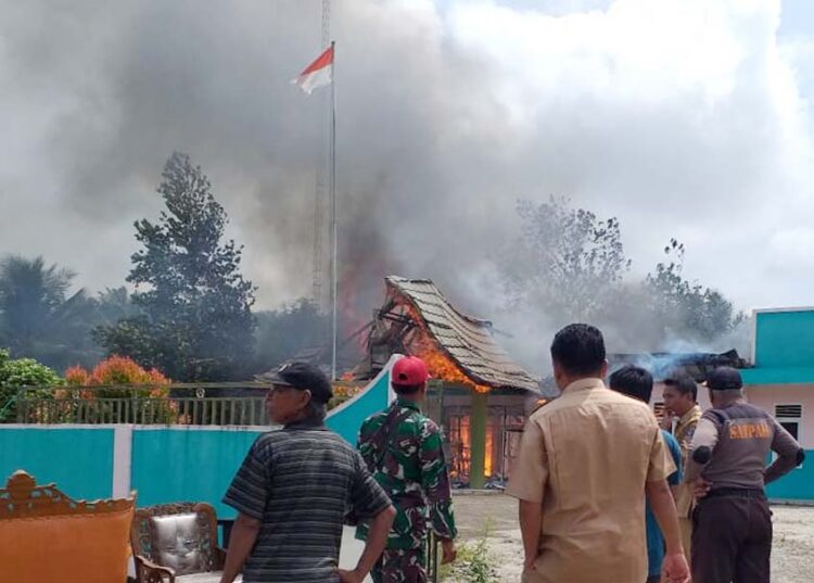 Langgam.id - Kebakaran melanda Kantor Wali Nagari Muaro Sopan, Kecamatan Padang Laweh, Kabupaten Dharmasraya, Senin (1/8/2022).