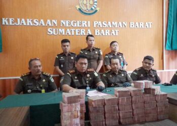 Langgam.id - Uang senilai Rp3,8 milair yang diduga hasil korupsi pembangunan RSUD Pasaman Barat (Pasbar) diserahkan ke kejaksaan.