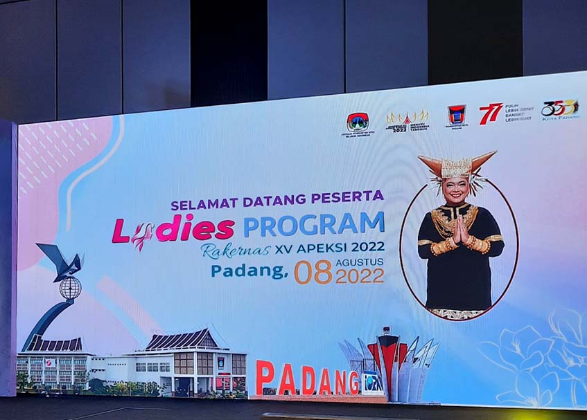 Langgam.id - Istri Wali Kota Bogor, Yane Ardian Bima Arya turut mengomentari adanya Ladies Program dalam rangkaian Rakernas Apeksi.